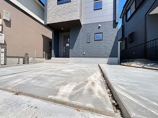 住宅前のコンクリート舗装スペース