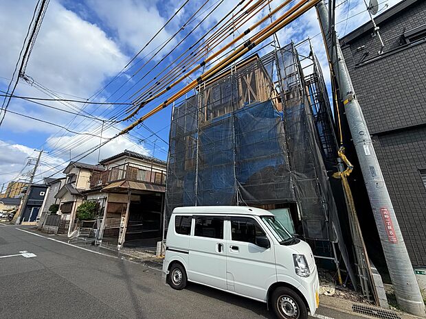 新築工事中の住宅と周辺の住宅街の様子