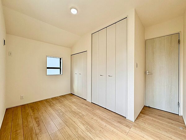 クローゼット付きの明るい洋室
