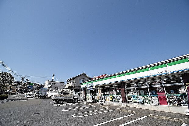 ファミリーマート　厚木上依知店　距離約650m