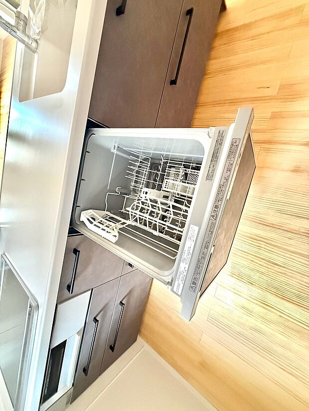 食洗機が設置されたシンプルなキッチンの一角