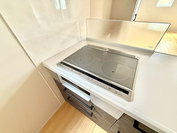 IH調理器付きのコンパクトなキッチン調理スペース