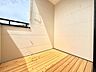 バルコニー：明るい日差しが差し込む屋根付きのバルコニーです