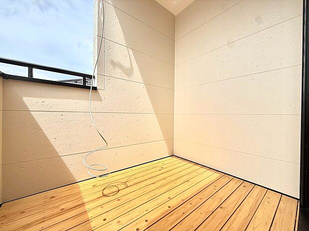 明るい日差しが差し込む屋根付きのバルコニーです
