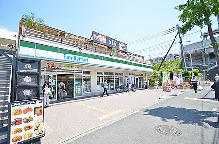 ファミリーマート　藤が丘駅東店　距離約550m