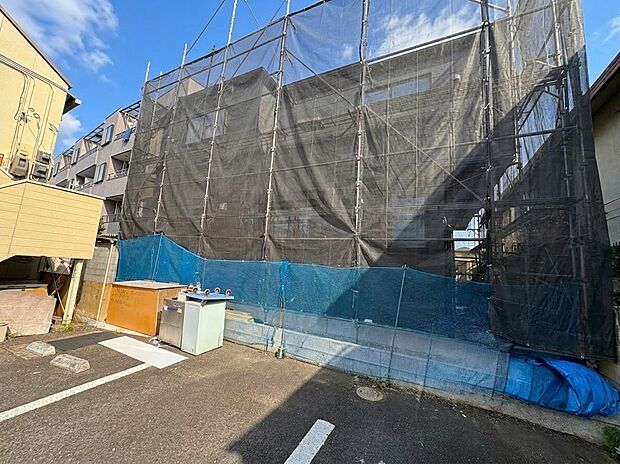 建築中の建物を正面から見た外観