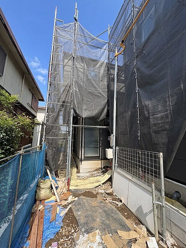建物脇の足場と養生シート