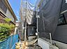 外観：建物脇の通路と外壁の様子