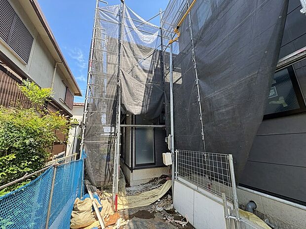 建物脇の通路と外壁の様子