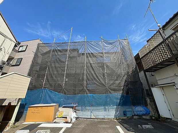 建築中の建物と前面道路