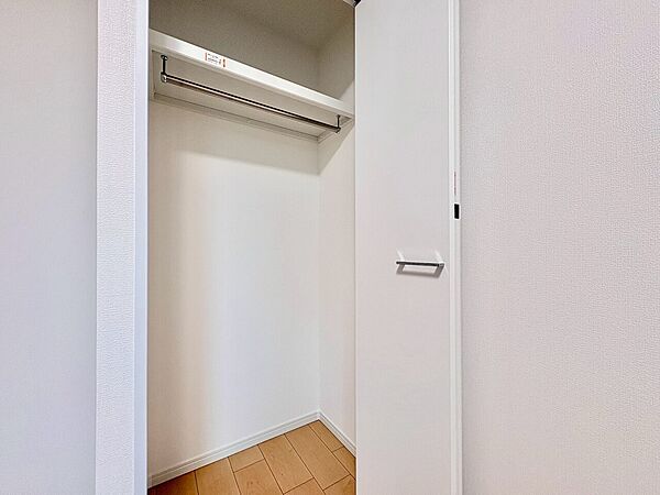扉付きのシンプルな収納スペース