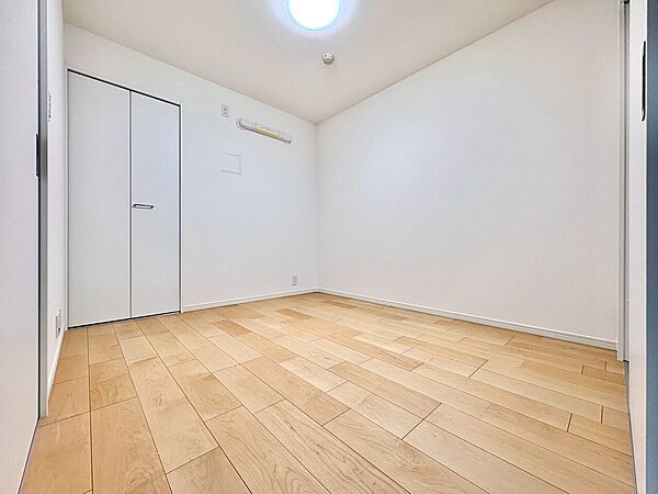 木目調の床と白い壁のシンプルな空室です