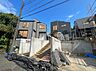 駐車場：複数の住宅が並ぶ坂道沿いの外観