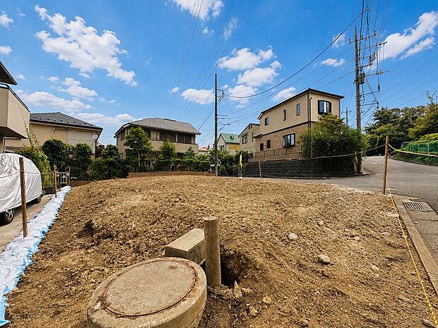 角地の更地周辺に戸建て住宅が建ち並ぶ静かな環境