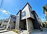 外観：白とグレーを基調とした戸建て住宅の外観