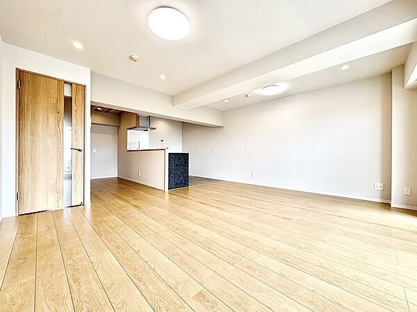 広めのリビングにキッチンが隣接した間取りの室内