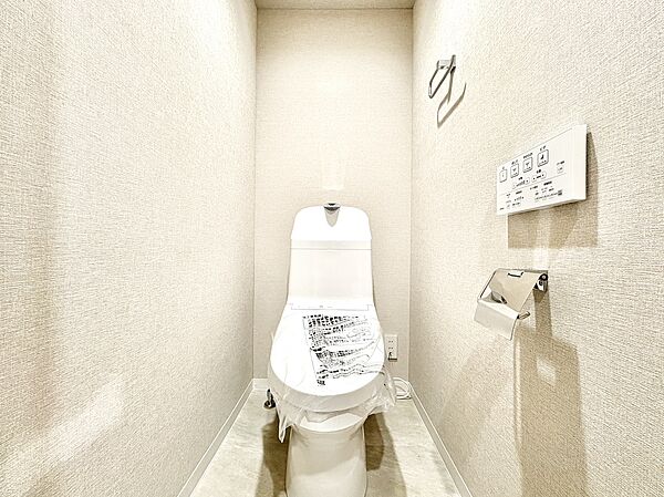 清潔感のあるシンプルなトイレ空間
