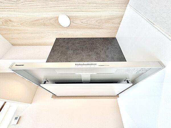 コンパクトなガステーブルと換気扇があるキッチンの一部