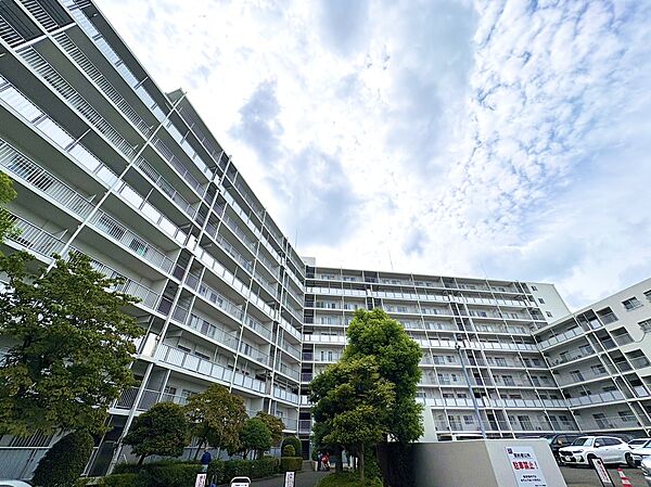 複数階の集合住宅の外観と青空の眺望