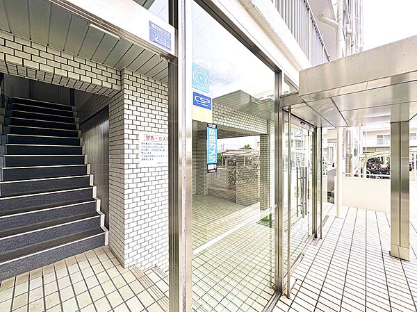 ガラス扉と階段がある建物のエントランス部分です