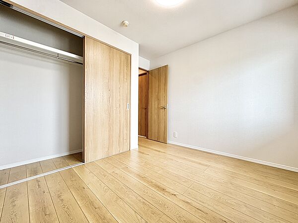 木目調の床と大きな収納がある空間です