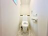 トイレ：白を基調としたトイレ空間