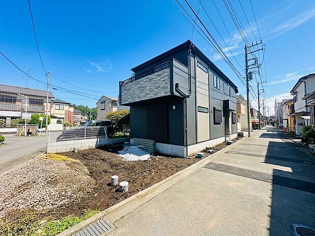 道路沿いに建つ戸建て住宅の外観