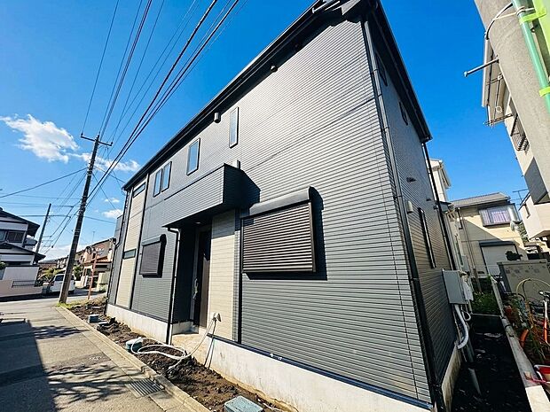 道路沿いに建つ戸建て住宅の外観