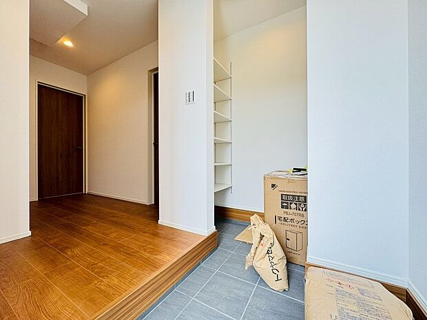 大型荷物も安心、玄関にはたっぷり収納の「シューズインクローク」付き