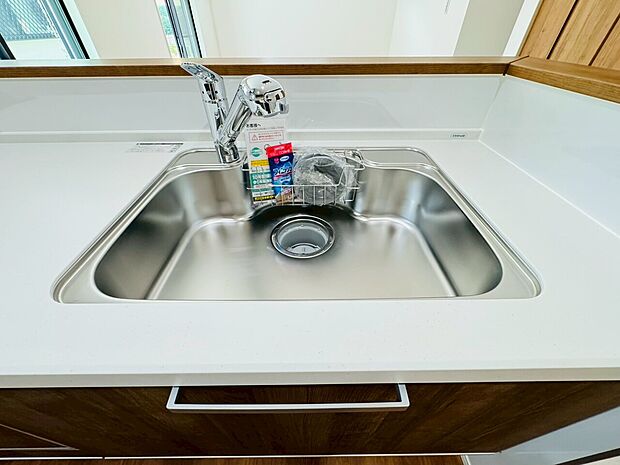 キッチンで場所を取らない、一体型浄水器を完備