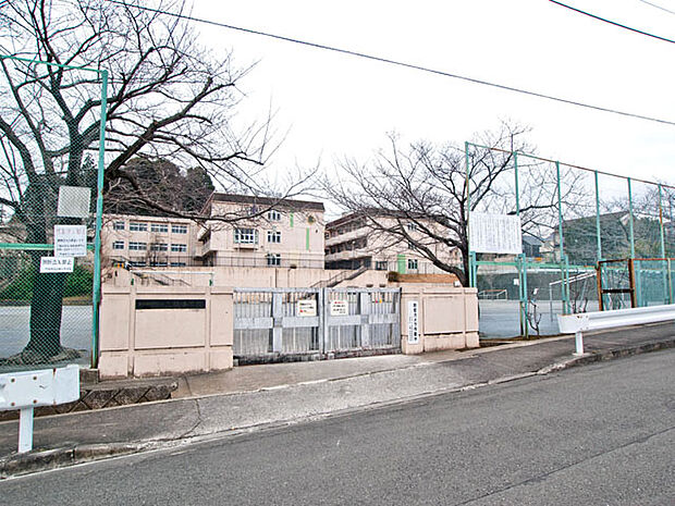 町田市立三輪小学校 距離約1800m
