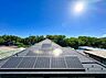 その他：屋根に設置された太陽光パネルが見える外観写真です