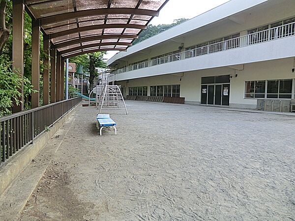 小机幼稚園　距離約300m