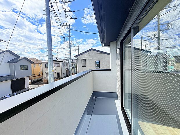周辺の住宅を望むバルコニー
