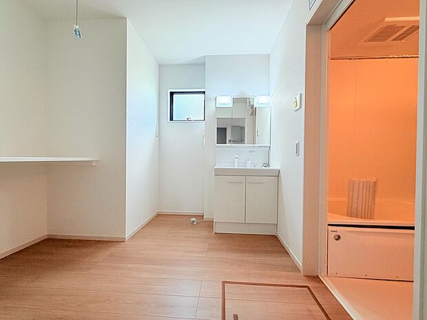 白を基調とした室内奥にキッチンが見える