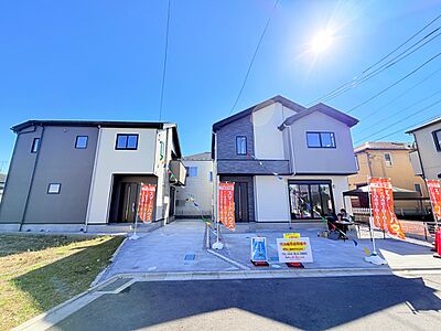 外観：外観と前面道路の様子