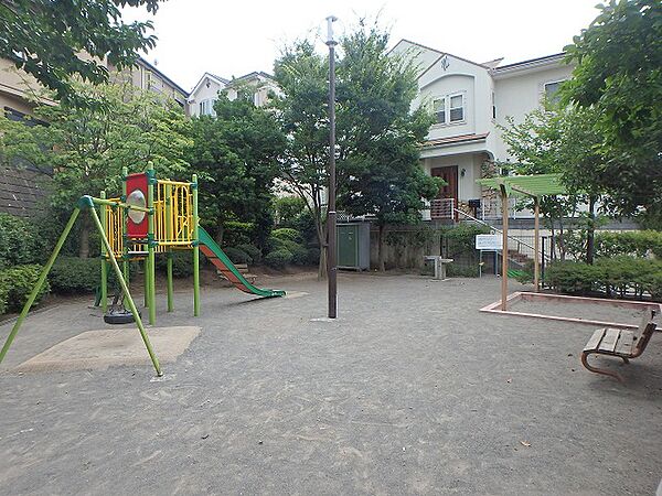 東百合丘1丁目公園　距離約500m