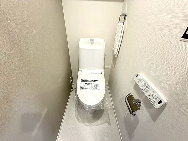 清潔感のあるトイレの室内写真です