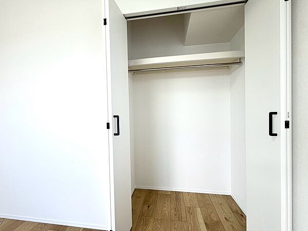 木目床のクローゼット付き収納スペース