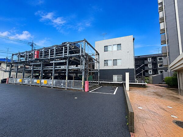 屋外の駐車場と周辺の建物の外観です