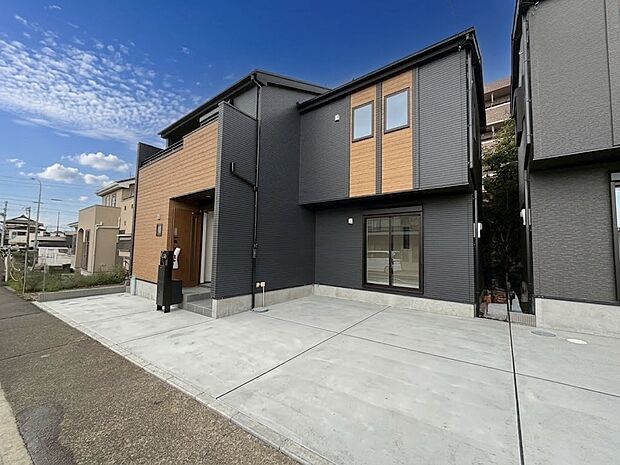現代的なデザインの2階建て住宅の外観です