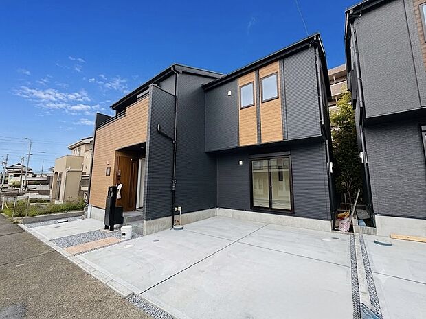 モダンな外観の新築一戸建て、駐車スペースあり