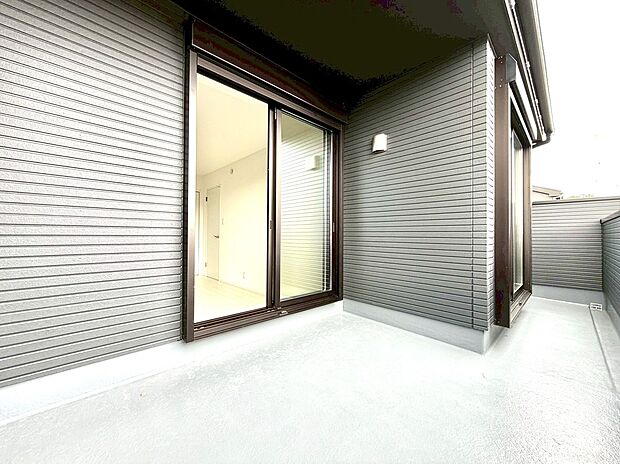 広々としたバルコニーと大きな掃き出し窓の一角です