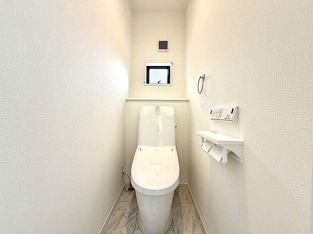 コンパクトでシンプルなトイレ空間です
