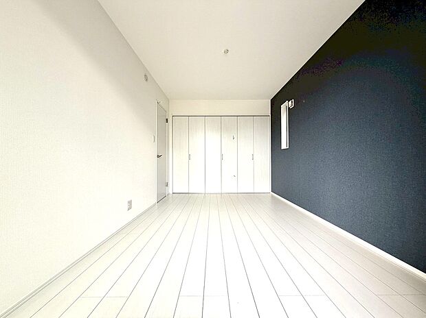 白い床と黒い壁のシンプルな洋室