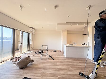 窓から光が入る、キッチン付きの広い室内