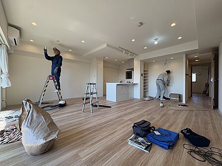家具のない明るい室内床面に荷物が置かれている