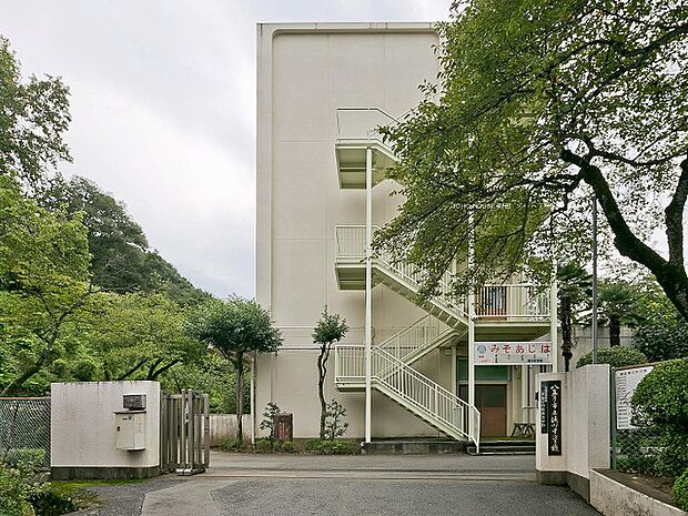 八王子市立浅川中学校 距離約1900m