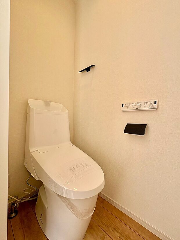 清潔感のあるシンプルなトイレ空間