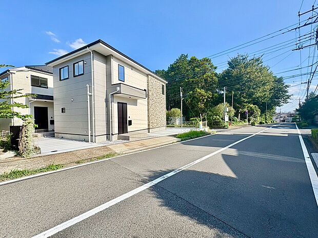 緑に囲まれた住宅街の一戸建て外観です